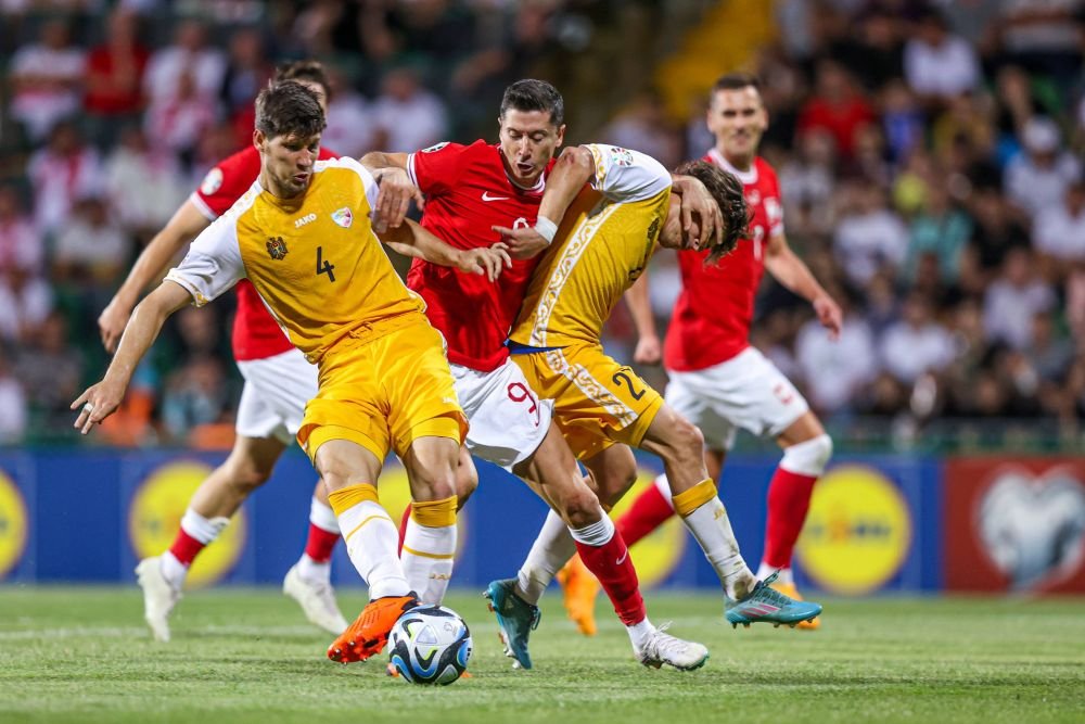 Cu c&acirc;ți fotbaliști din Rom&acirc;nia atacă Moldova calificarea la Euro 2024. Cum ajung Vadim Rață și compania la turneul final
