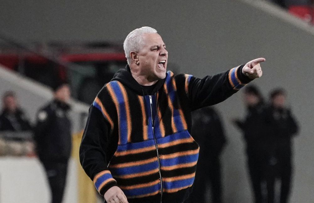 Marius Șumudică dă moda &icirc;n Turcia! C&acirc;t costă puloverul cu care a apărut la victoria cu Rizespor &icirc;n care s-a ales cu cartonaș roșu&nbsp;