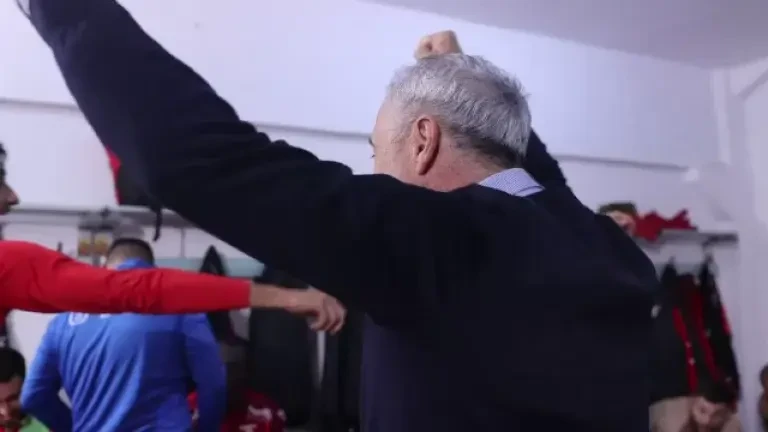 Explozie de bucurie după UTA - Dinamo! Mircea Rednic a fost sufletul petrecerii în vestiar