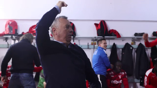 Explozie de bucurie după UTA - Dinamo! Mircea Rednic a fost sufletul petrecerii în vestiar_3