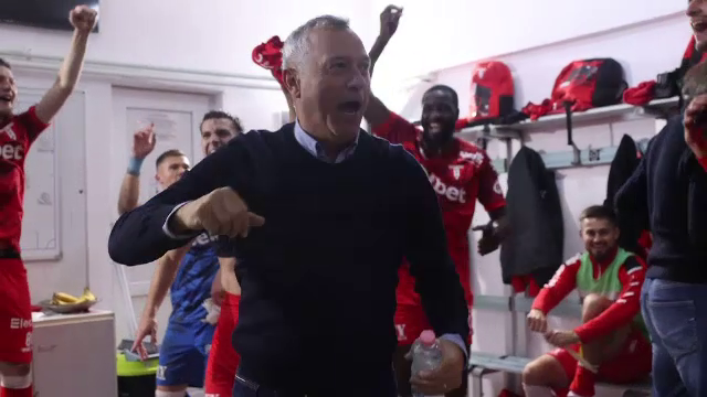 Explozie de bucurie după UTA - Dinamo! Mircea Rednic a fost sufletul petrecerii în vestiar_10