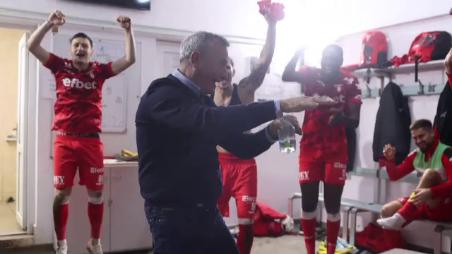 Explozie de bucurie după UTA - Dinamo! Mircea Rednic a fost sufletul petrecerii în vestiar_12