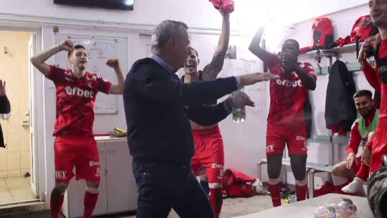 Explozie de bucurie după UTA - Dinamo! Mircea Rednic a fost sufletul petrecerii în vestiar_13