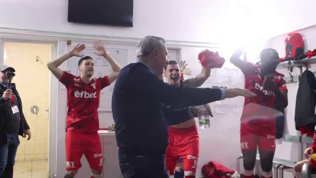 Explozie de bucurie după UTA - Dinamo! Mircea Rednic a fost sufletul petrecerii în vestiar_15