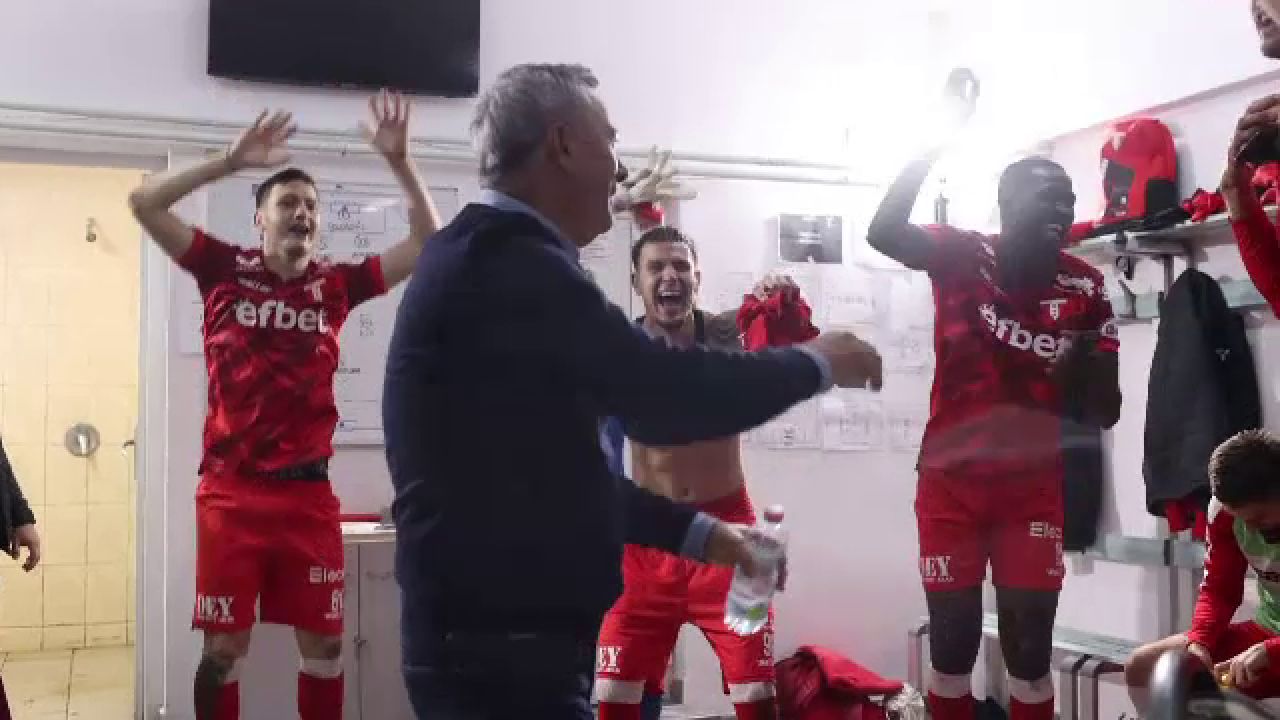 Explozie de bucurie după UTA - Dinamo! Mircea Rednic a fost sufletul petrecerii în vestiar_16