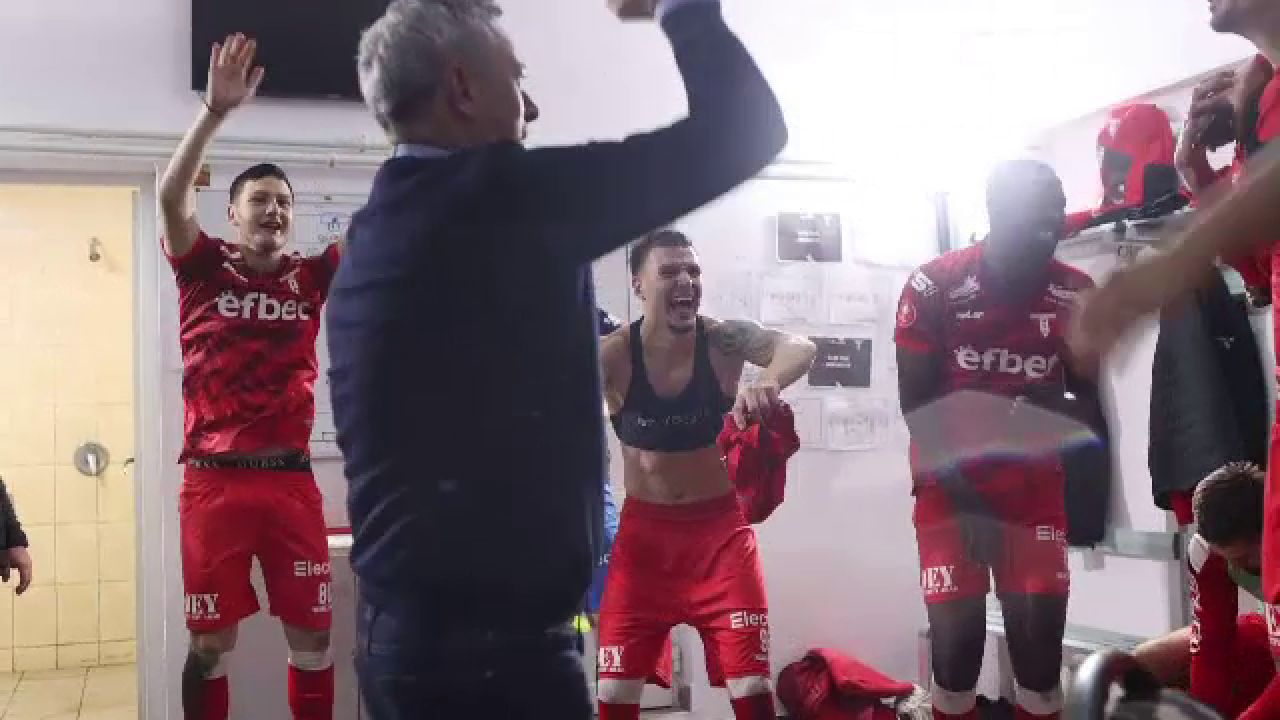 Explozie de bucurie după UTA - Dinamo! Mircea Rednic a fost sufletul petrecerii în vestiar_17