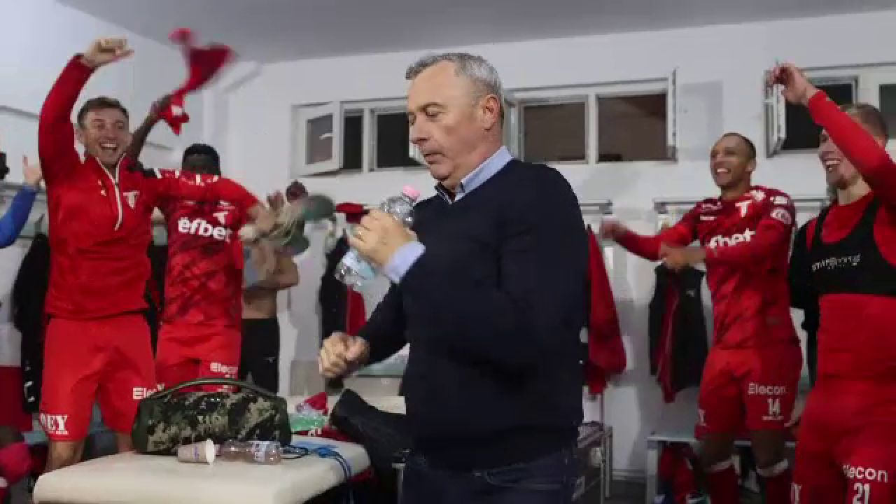 Explozie de bucurie după UTA - Dinamo! Mircea Rednic a fost sufletul petrecerii în vestiar_23