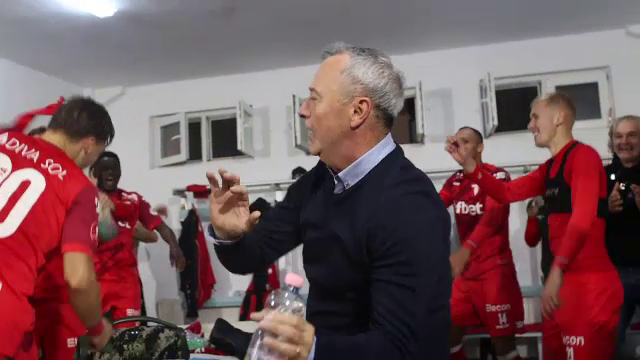 Explozie de bucurie după UTA - Dinamo! Mircea Rednic a fost sufletul petrecerii în vestiar_24