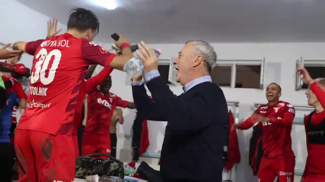 Explozie de bucurie după UTA - Dinamo! Mircea Rednic a fost sufletul petrecerii în vestiar_25