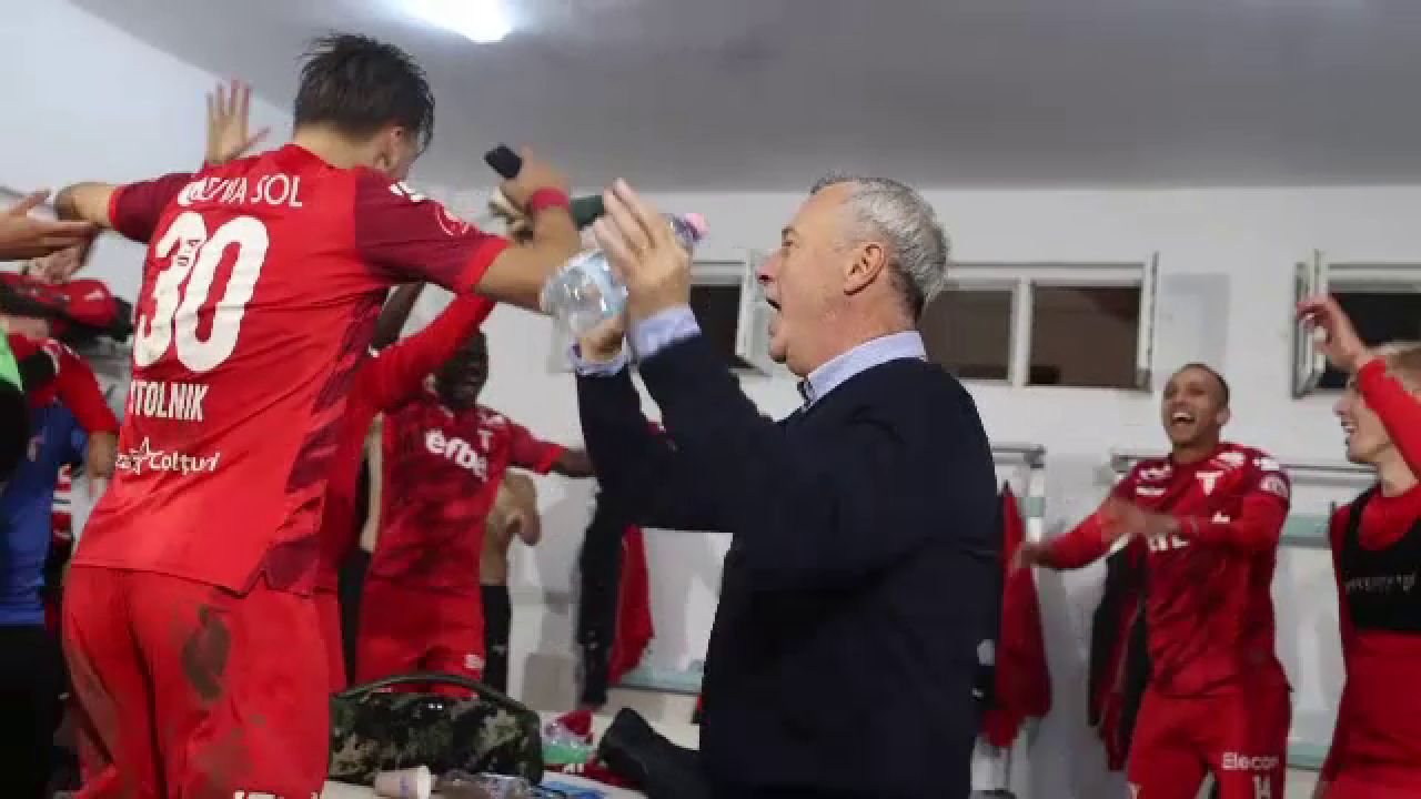 Explozie de bucurie după UTA - Dinamo! Mircea Rednic a fost sufletul petrecerii în vestiar_25
