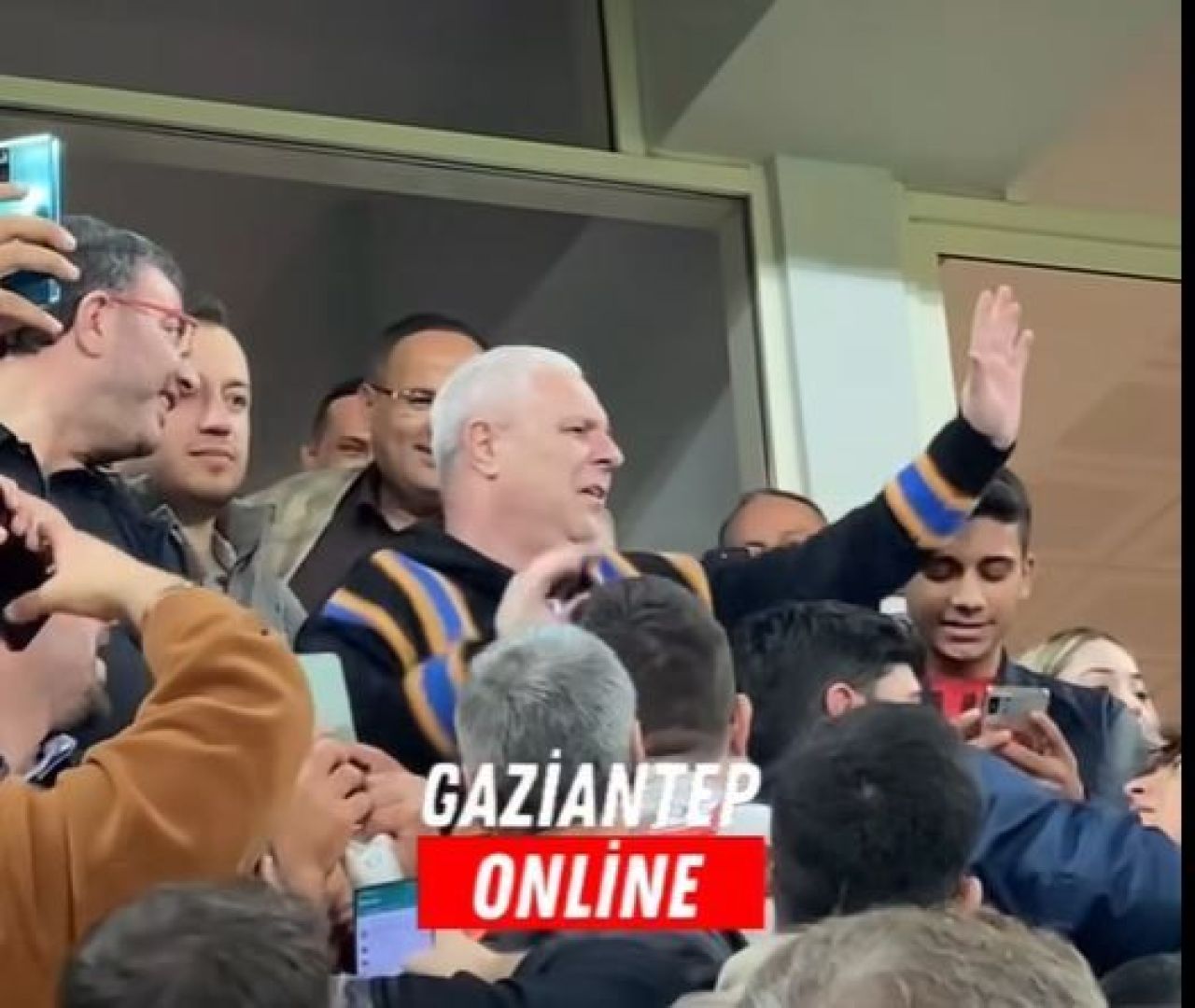 Imagini fabuloase cu Marius Șumudică! S-a pus pe dans în tribune după ce a câștigat meciul care îi decidea soarta _3