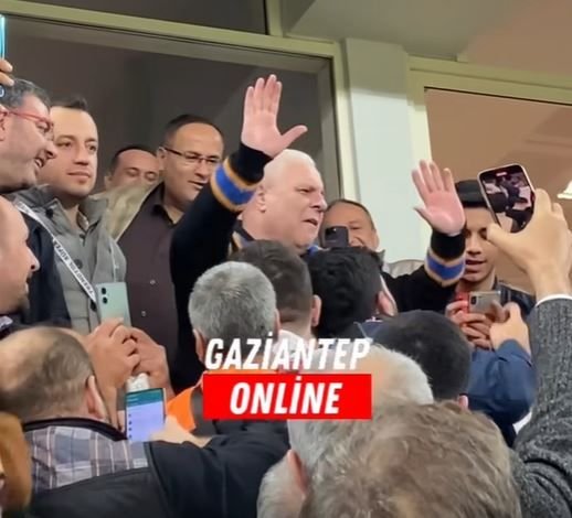 Imagini fabuloase cu Marius Șumudică! S-a pus pe dans în tribune după ce a câștigat meciul care îi decidea soarta _4