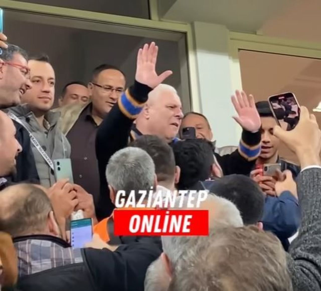 Imagini fabuloase cu Marius Șumudică! S-a pus pe dans în tribune după ce a câștigat meciul care îi decidea soarta _4