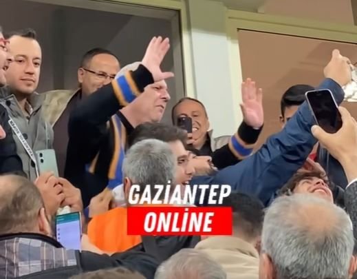 Imagini fabuloase cu Marius Șumudică! S-a pus pe dans în tribune după ce a câștigat meciul care îi decidea soarta _5