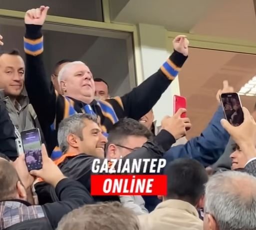 Imagini fabuloase cu Marius Șumudică! S-a pus pe dans în tribune după ce a câștigat meciul care îi decidea soarta _6