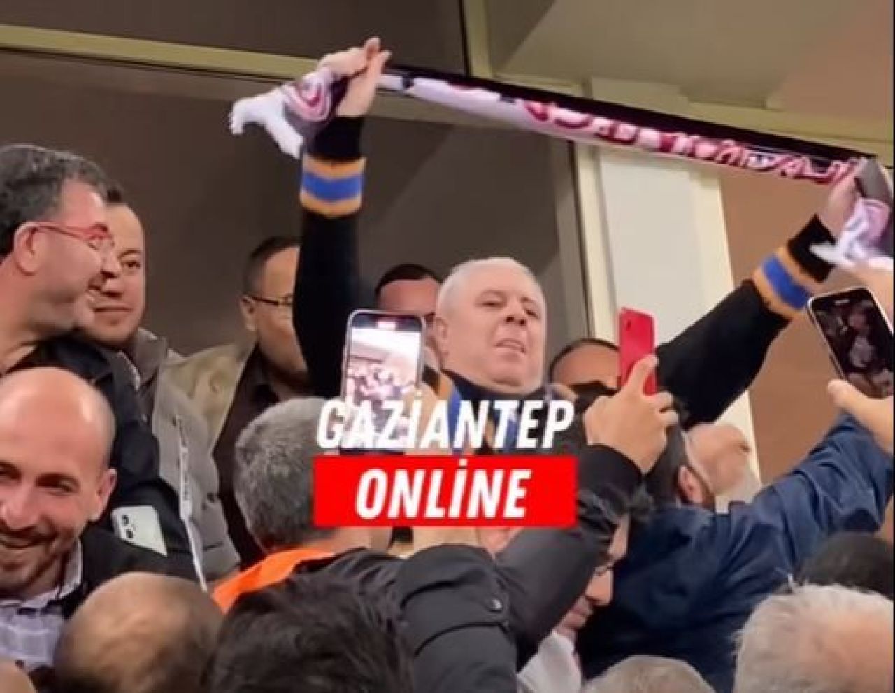 Imagini fabuloase cu Marius Șumudică! S-a pus pe dans în tribune după ce a câștigat meciul care îi decidea soarta _7