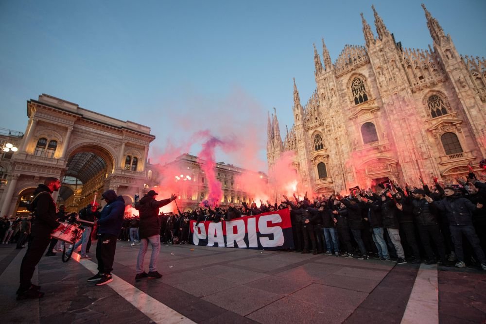 Fanii PSG au luat cu asalt Milano! Cum arată Piața Catedralei_3