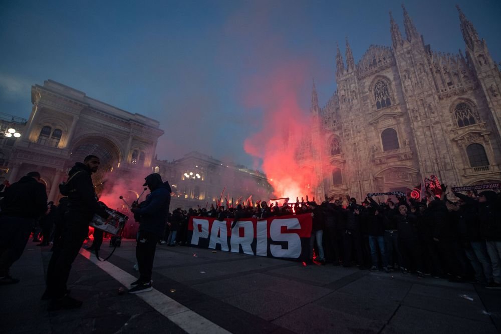 Fanii PSG au luat cu asalt Milano! Cum arată Piața Catedralei_6