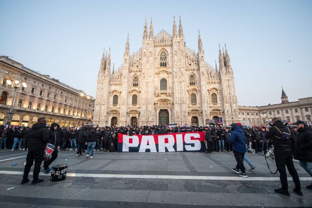 Fanii PSG au luat cu asalt Milano! Cum arată Piața Catedralei_7