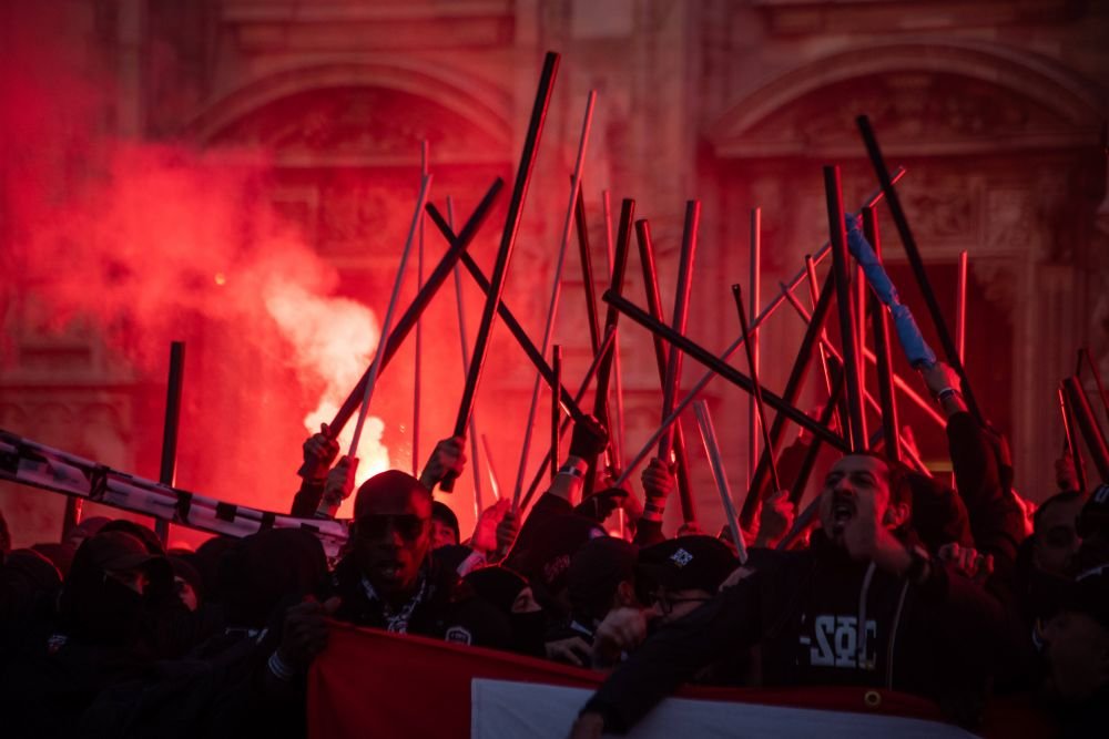 Fanii PSG au luat cu asalt Milano! Cum arată Piața Catedralei_9