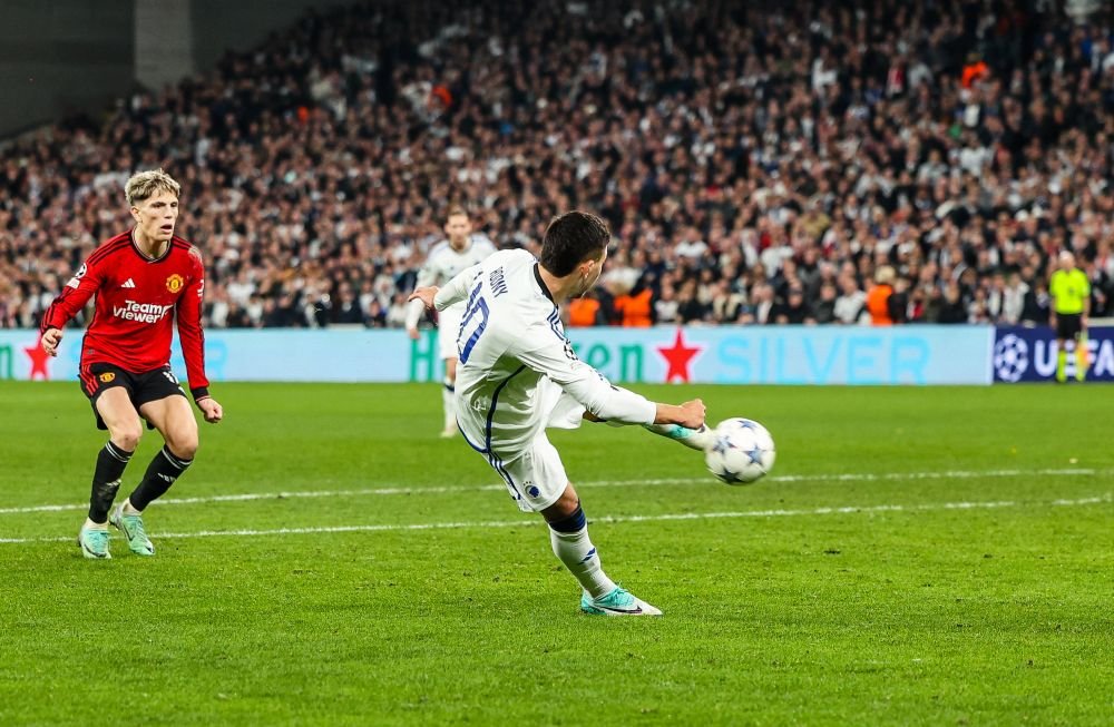 Eroul neprevăzut: puștiul care a fugit de război și acum a răpus-o pe Manchester United în Champions League_4