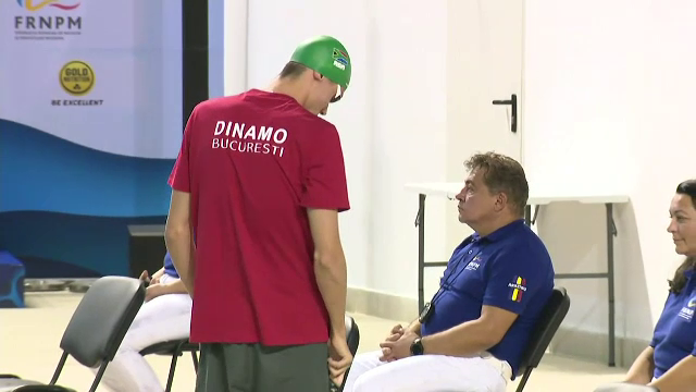 „Nu am de gând să concurez pentru Africa de Sud!” David Popovici, pus pe glume după ce a luat medalia de aur la Campionatul Național de Înot în bazin scurt _6