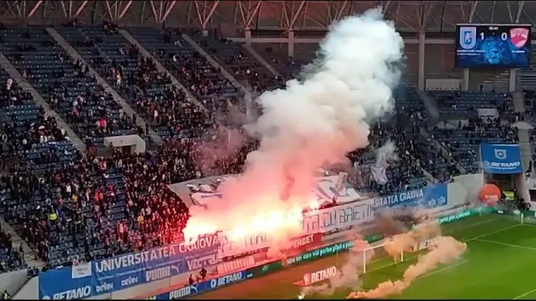 Spectacol pirotehnic la Univ. Craiova - Dinamo! Chivulete a scos jucătorii de pe teren