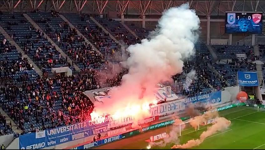Spectacol pirotehnic la Univ. Craiova - Dinamo! Chivulete a scos jucătorii de pe teren_2