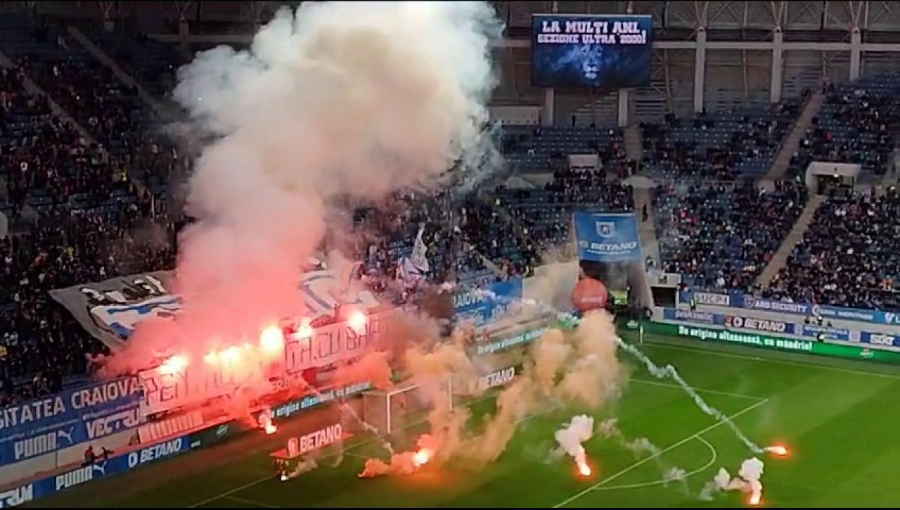 Spectacol pirotehnic la Univ. Craiova - Dinamo! Chivulete a scos jucătorii de pe teren_3