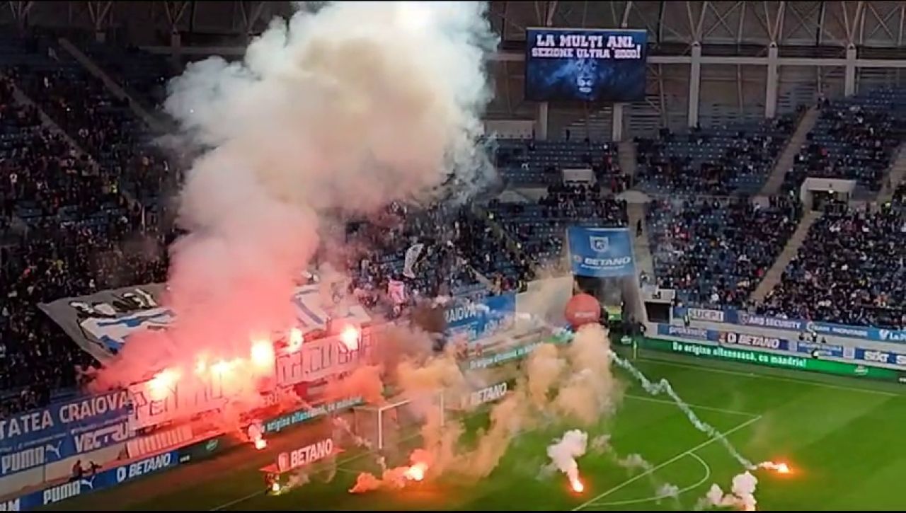 Spectacol pirotehnic la Univ. Craiova - Dinamo! Chivulete a scos jucătorii de pe teren_1