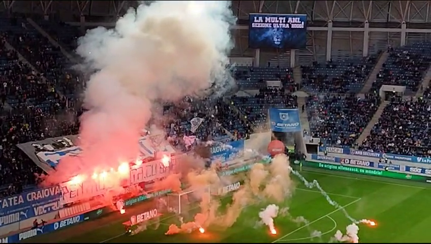 Spectacol pirotehnic la Univ. Craiova - Dinamo! Chivulete a scos jucătorii de pe teren_4