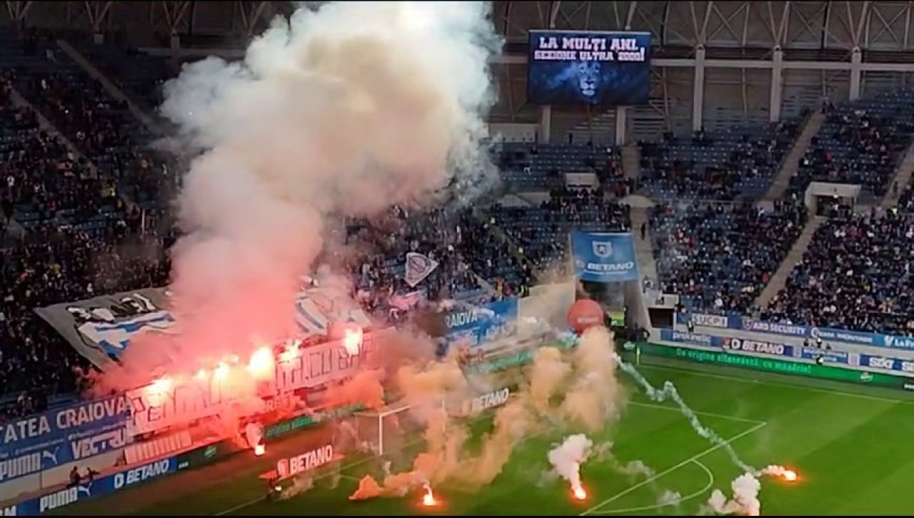 Spectacol pirotehnic la Univ. Craiova - Dinamo! Chivulete a scos jucătorii de pe teren_5
