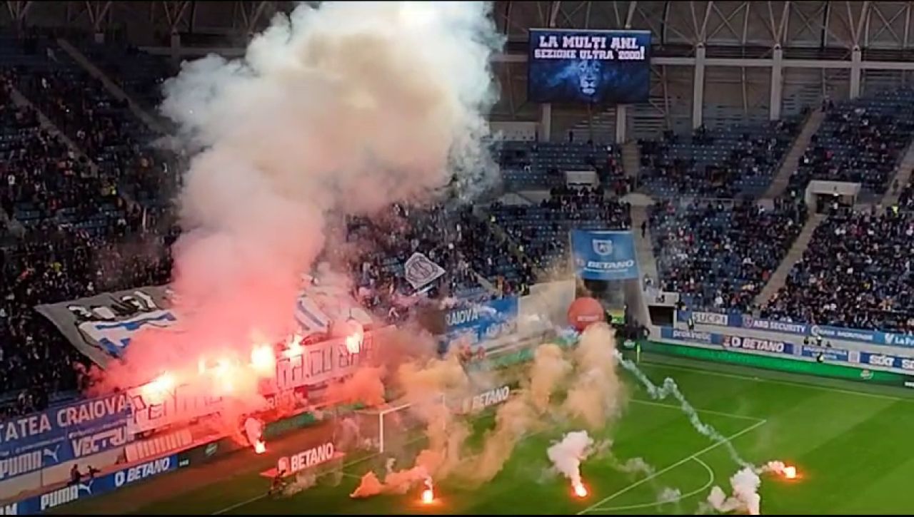 Spectacol pirotehnic la Univ. Craiova - Dinamo! Chivulete a scos jucătorii de pe teren_6