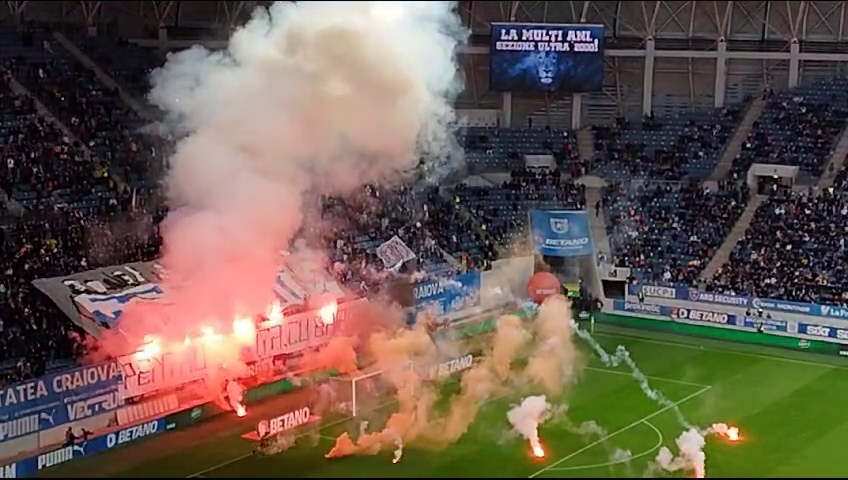 Spectacol pirotehnic la Univ. Craiova - Dinamo! Chivulete a scos jucătorii de pe teren_7