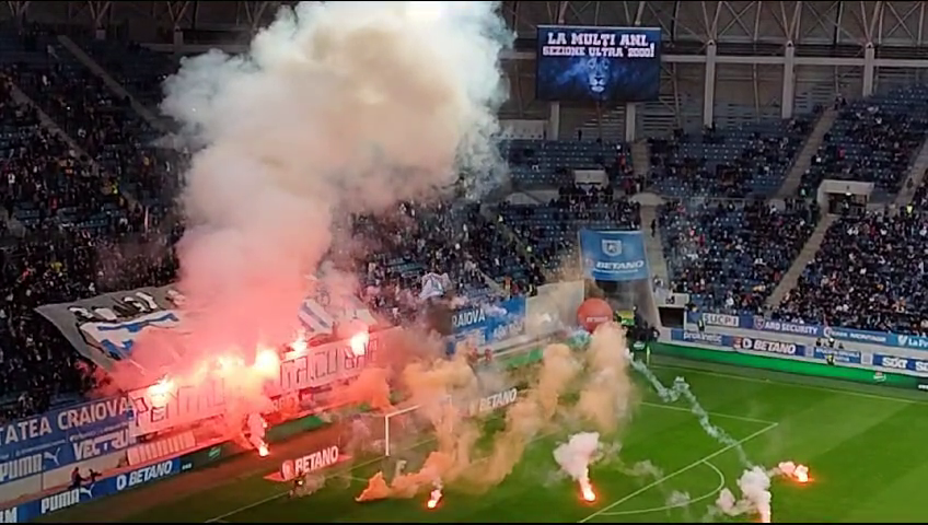 Spectacol pirotehnic la Univ. Craiova - Dinamo! Chivulete a scos jucătorii de pe teren_8