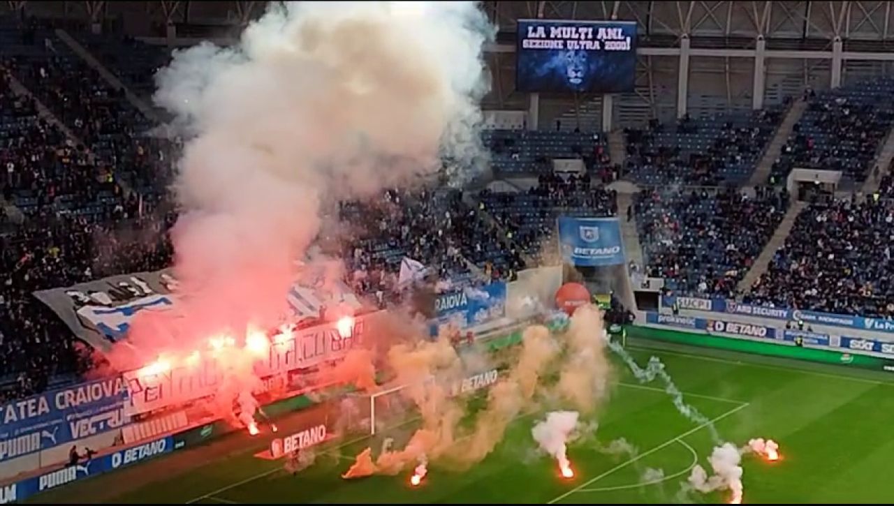 Spectacol pirotehnic la Univ. Craiova - Dinamo! Chivulete a scos jucătorii de pe teren_9