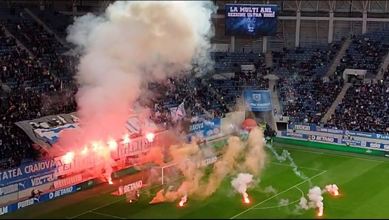 Spectacol pirotehnic la Univ. Craiova - Dinamo! Chivulete a scos jucătorii de pe teren_11