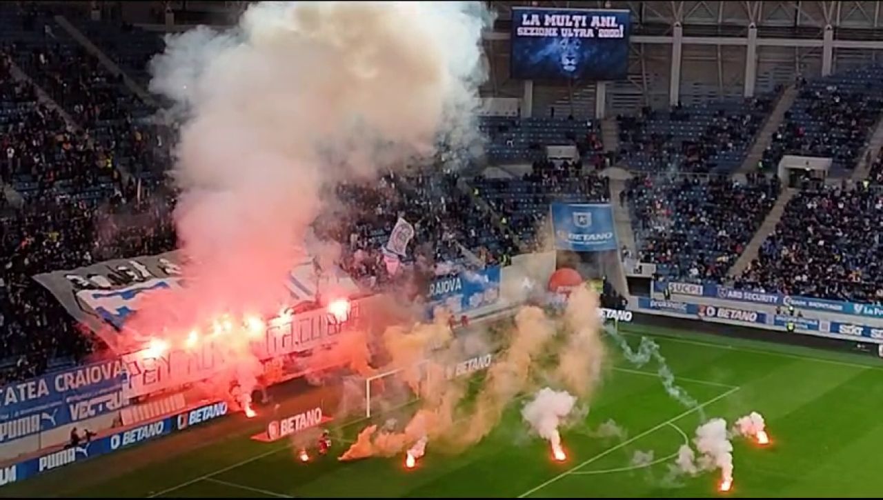 Spectacol pirotehnic la Univ. Craiova - Dinamo! Chivulete a scos jucătorii de pe teren_13