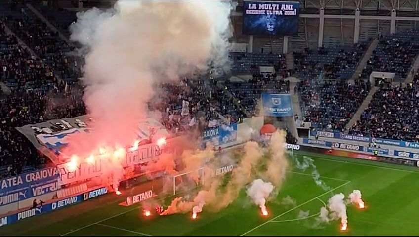 Spectacol pirotehnic la Univ. Craiova - Dinamo! Chivulete a scos jucătorii de pe teren_16