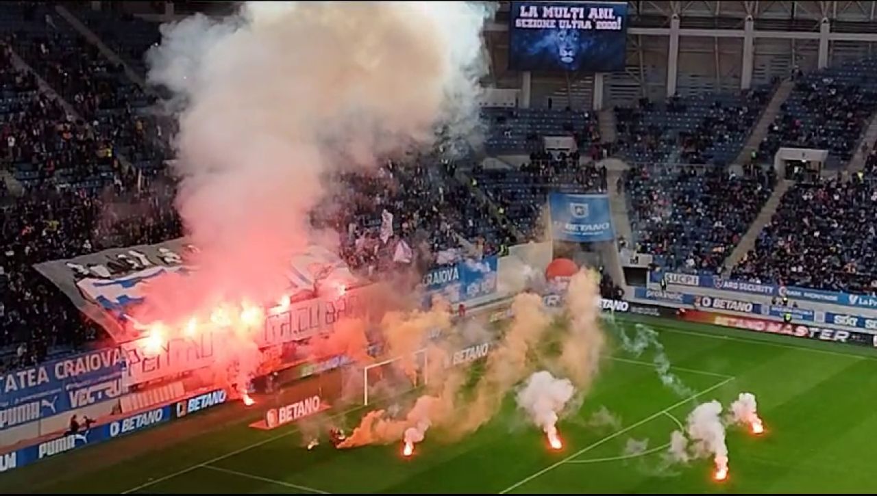 Spectacol pirotehnic la Univ. Craiova - Dinamo! Chivulete a scos jucătorii de pe teren_17