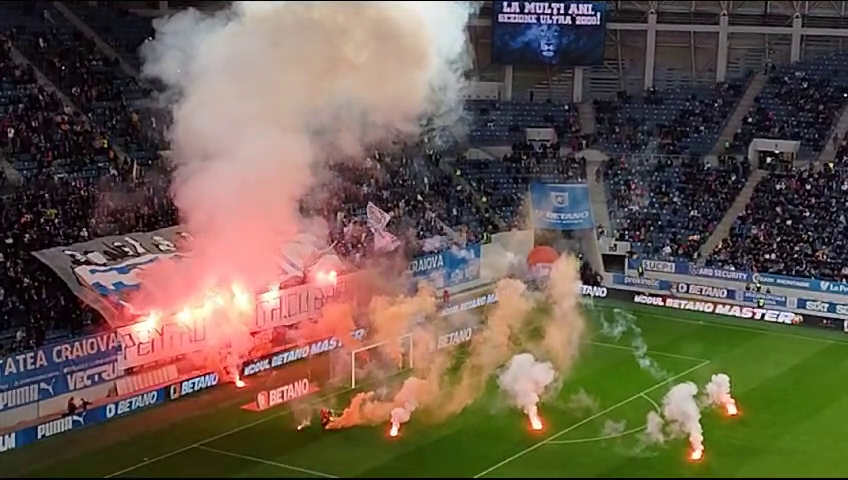 Spectacol pirotehnic la Univ. Craiova - Dinamo! Chivulete a scos jucătorii de pe teren_18