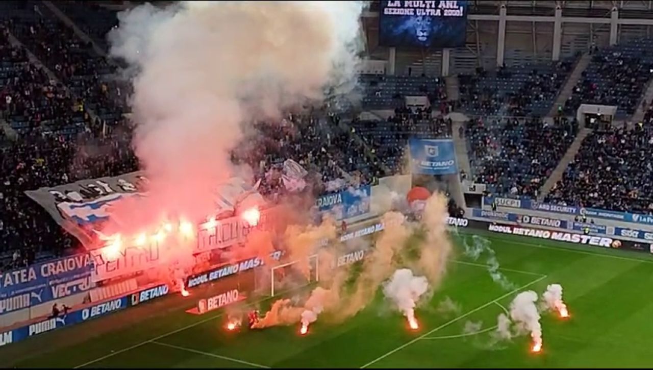 Spectacol pirotehnic la Univ. Craiova - Dinamo! Chivulete a scos jucătorii de pe teren_19