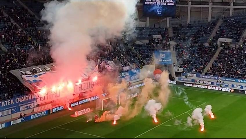 Spectacol pirotehnic la Univ. Craiova - Dinamo! Chivulete a scos jucătorii de pe teren_20