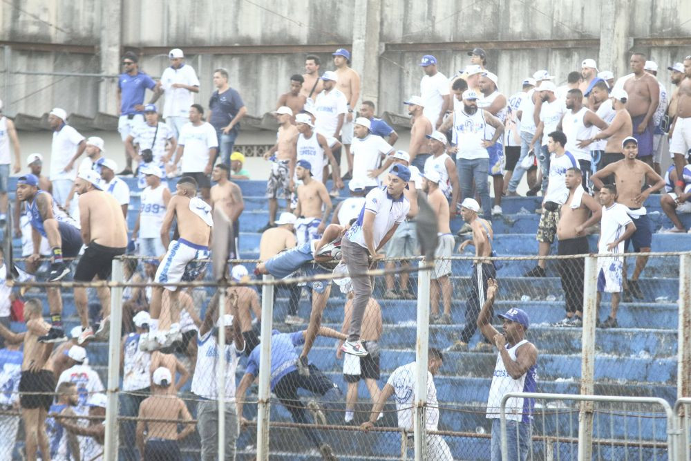 Haos creat de ultrași! Au invadat terenul &icirc;n minutul 90+2 și s-au luat la bătaie cu rivalii&nbsp;