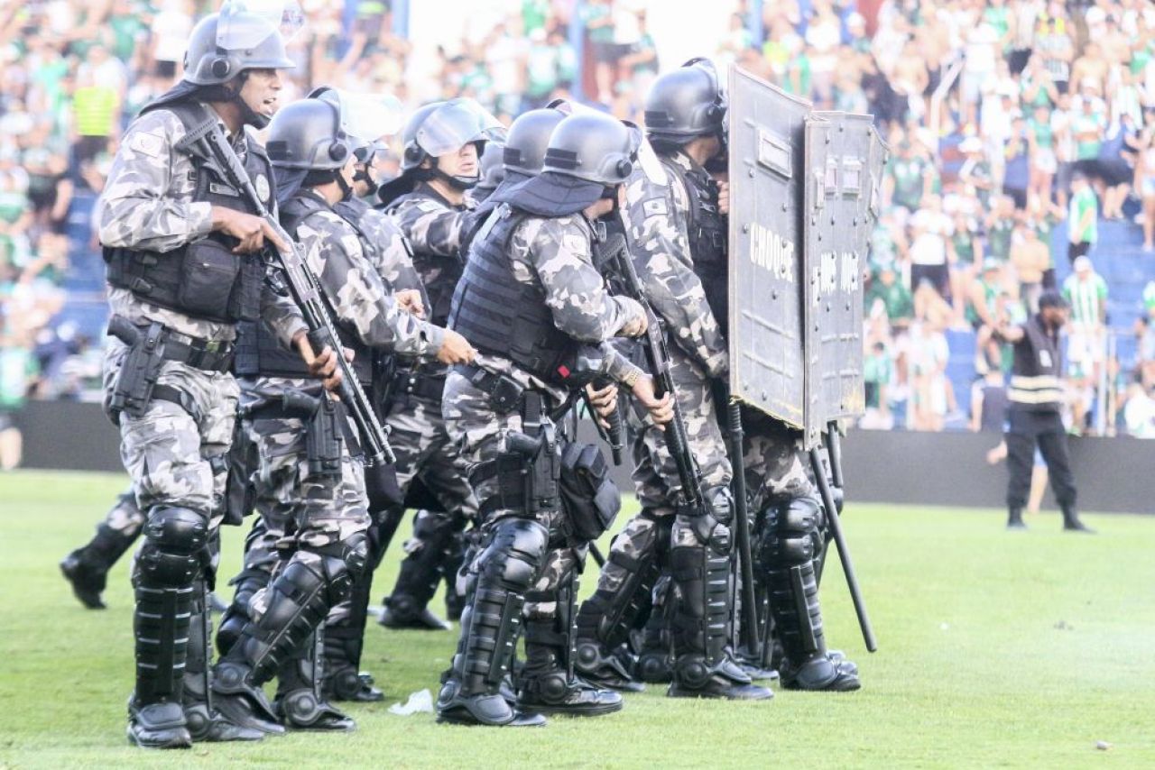 Haos creat de ultrași! Au invadat terenul în minutul 90+2 și s-au luat la bătaie cu rivalii _2