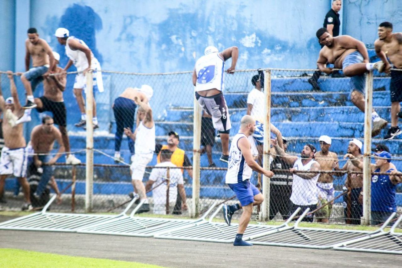 Haos creat de ultrași! Au invadat terenul în minutul 90+2 și s-au luat la bătaie cu rivalii _3