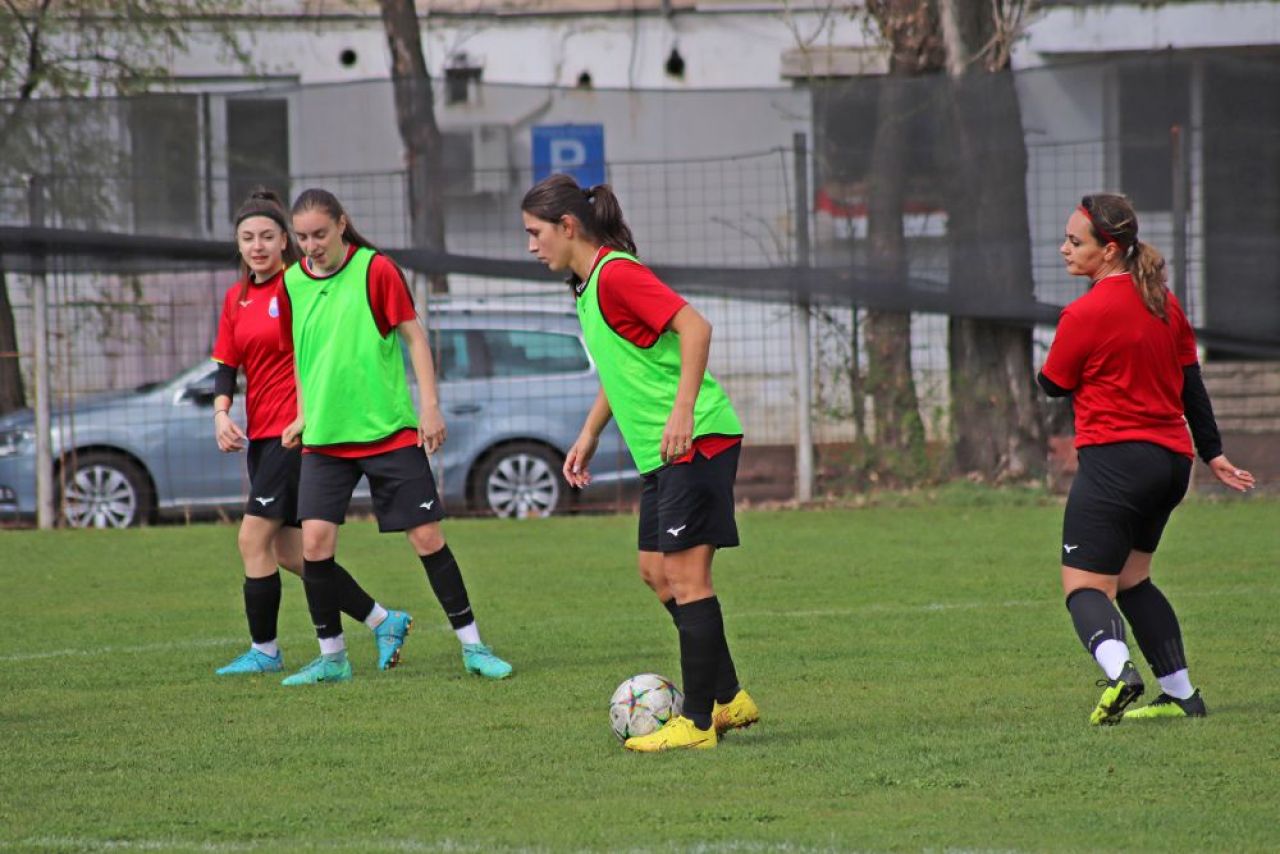 O așteaptă pe Cristina Neagu la fotbal: