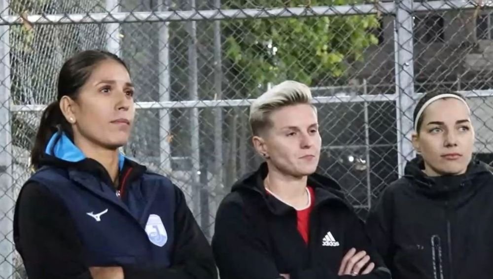 O așteaptă pe Cristina Neagu la fotbal: 