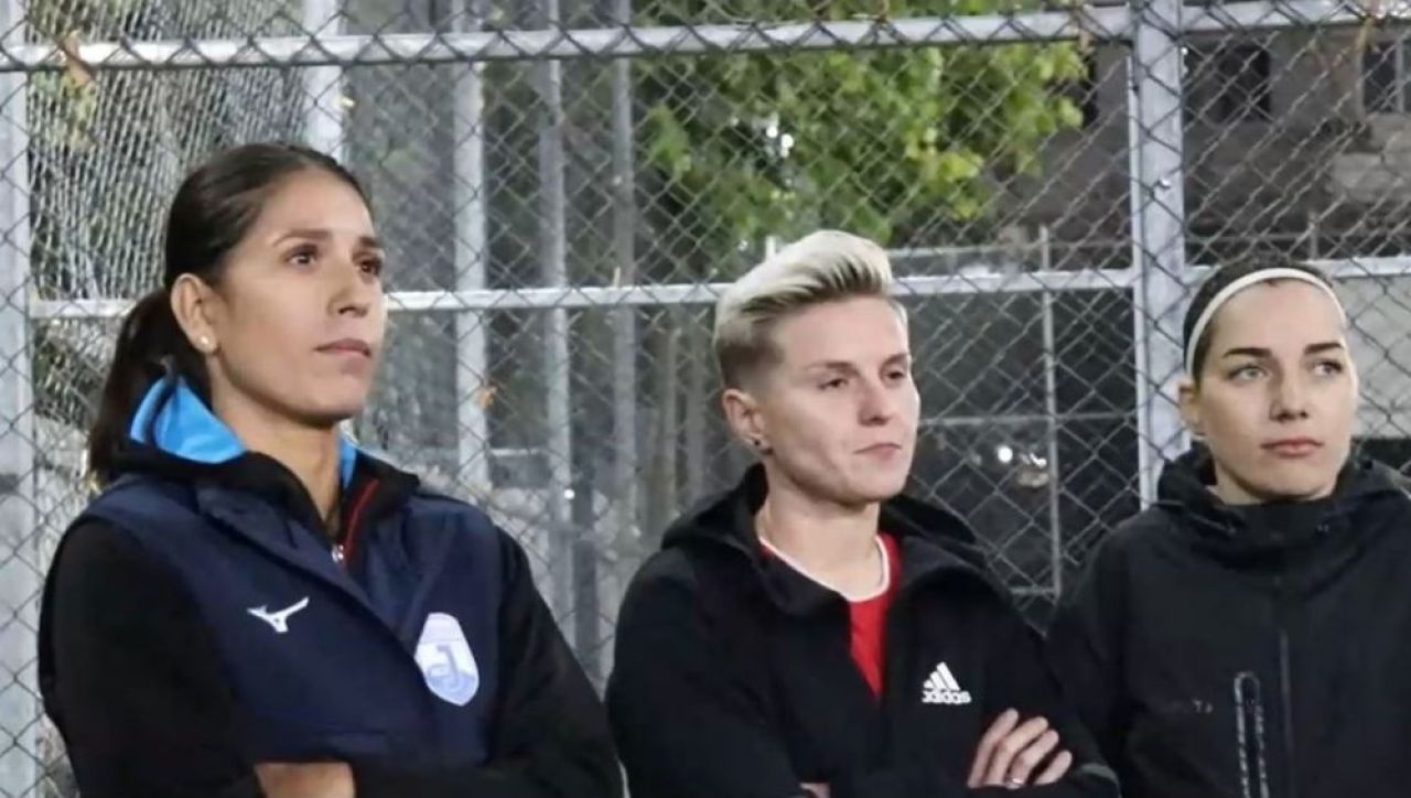 O așteaptă pe Cristina Neagu la fotbal:
