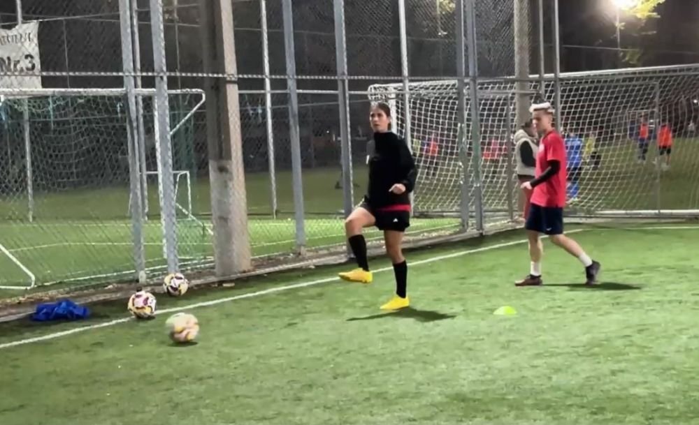 O așteaptă pe Cristina Neagu la fotbal: 